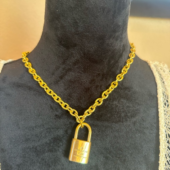 LOUIS VUITTON, Lock, 2 keys on an unbranded chain. # 315. Beautiful - Picture 3 of 11
